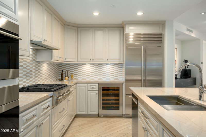 Kitchen/Wine Fridge
