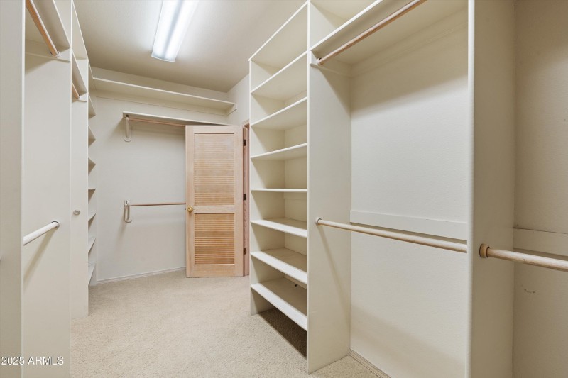 35-Walk-in Closet