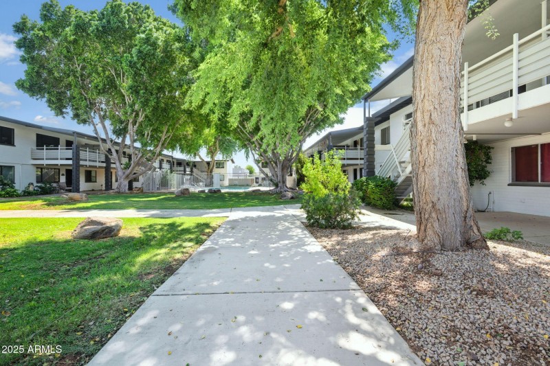 3-web-or-mls-749 E Montebello Ave-3