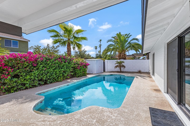 1527 E Bell De Mar Dr-26