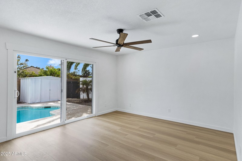 1527 E Bell De Mar Dr-19