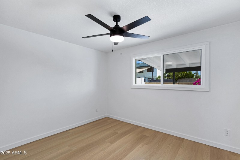1527 E Bell De Mar Dr-13