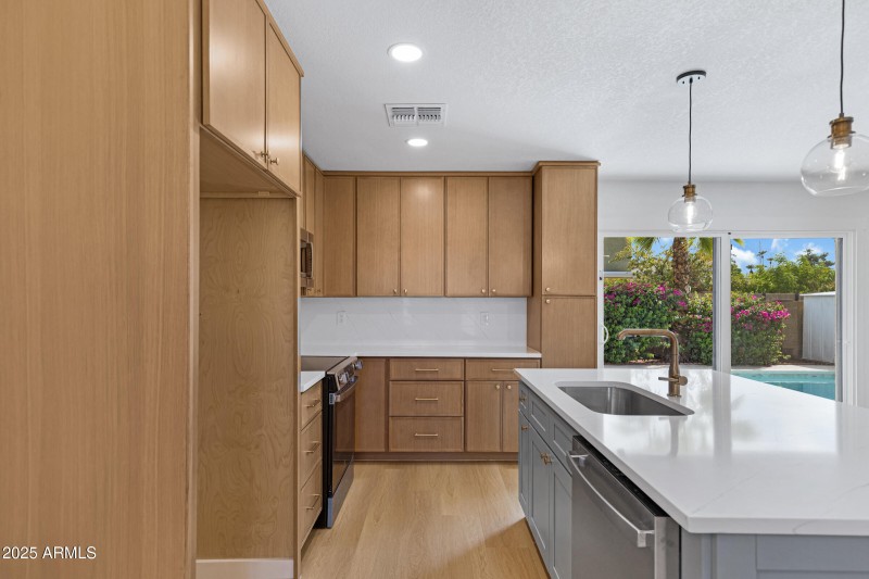 1527 E Bell De Mar Dr-10