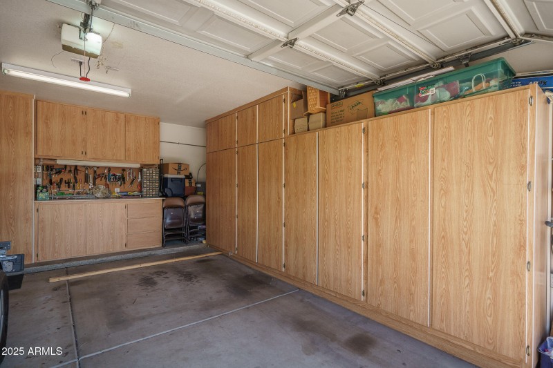 36) GARAGE