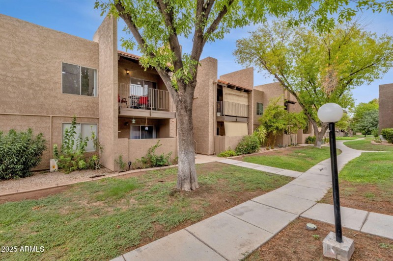 3-web-or-mls-5525-e-thomas-rd-m9