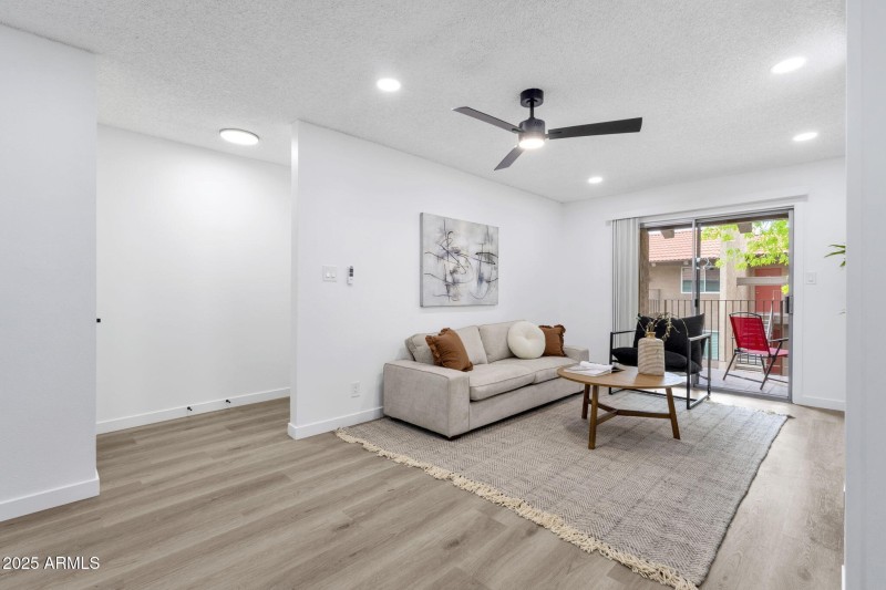 7-web-or-mls-5525-e-thomas-rd-m9