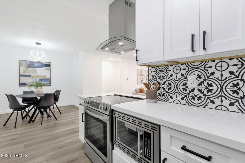 16-web-or-mls-5525-e-thomas-rd-m9