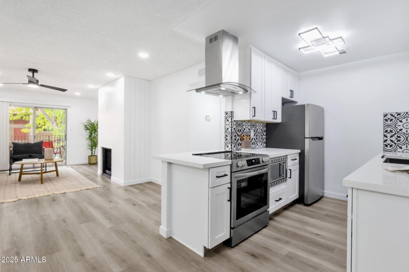 13-web-or-mls-5525-e-thomas-rd-m9