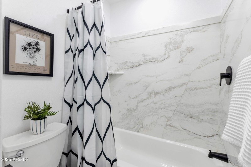 19-web-or-mls-5525-e-thomas-rd-m9