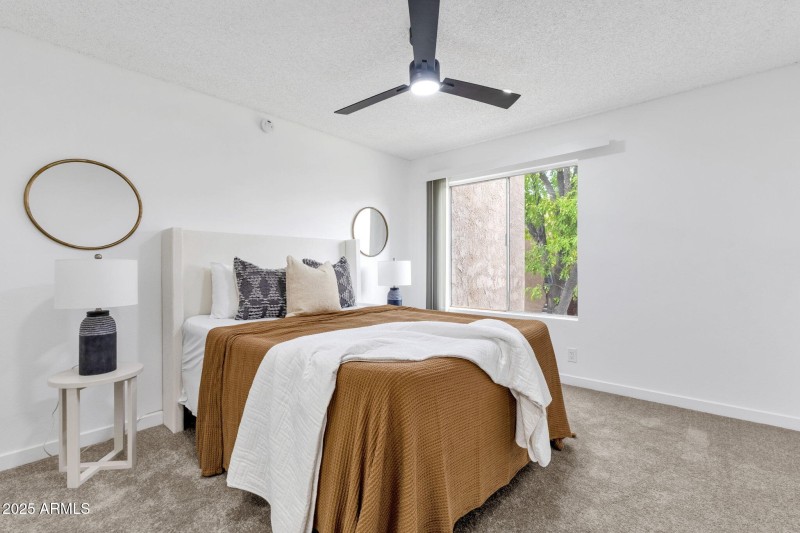 22-web-or-mls-5525-e-thomas-rd-m9