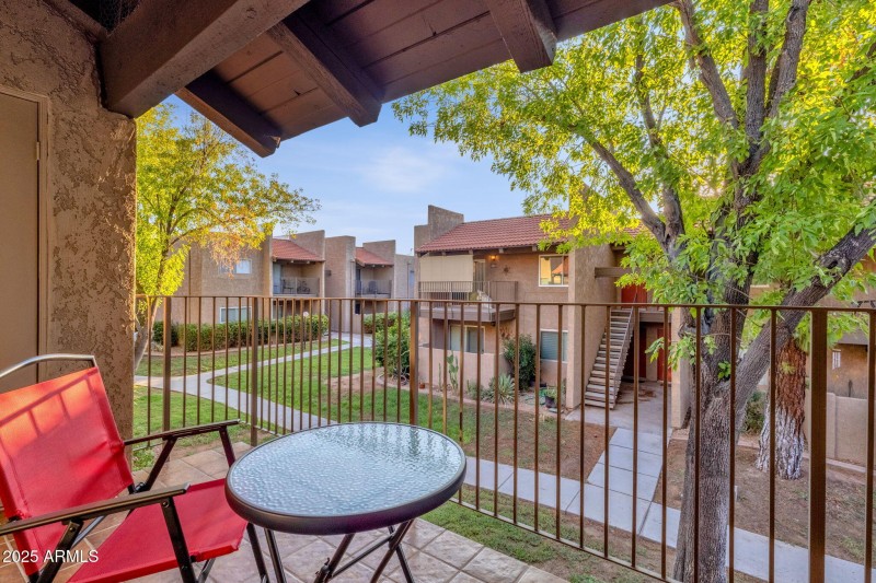 25-web-or-mls-5525-e-thomas-rd-m9