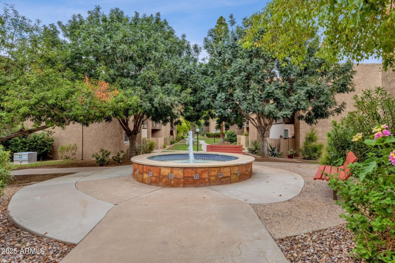 31-web-or-mls-5525-e-thomas-rd-m9