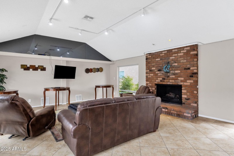 41-web-or-mls-5525-e-thomas-rd-m9