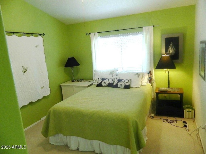 GUEST ROOM QUEEN BED