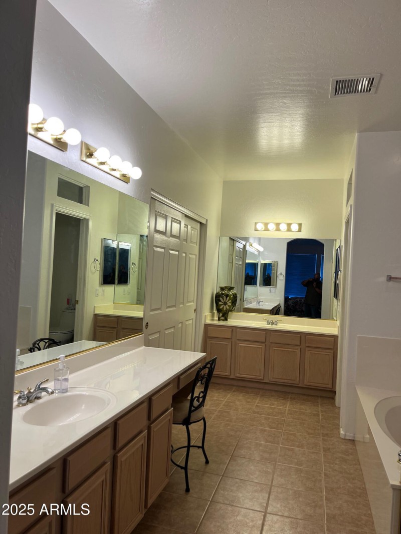 20 master bath tub closet