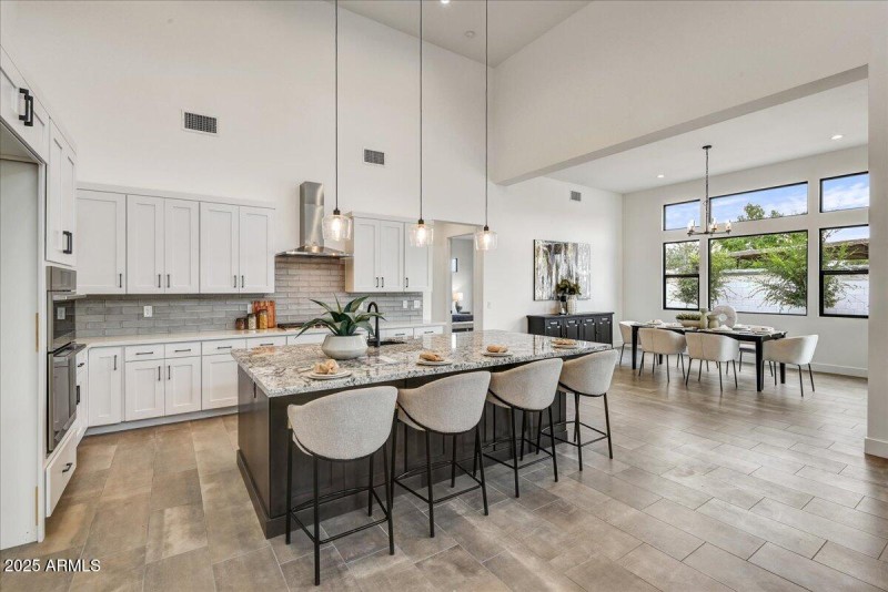 Kitchen & Dining