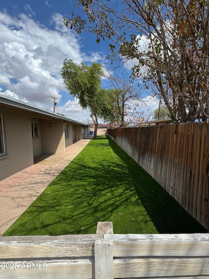 INTERIOR COURTYARD & PARK FOR TENANTS