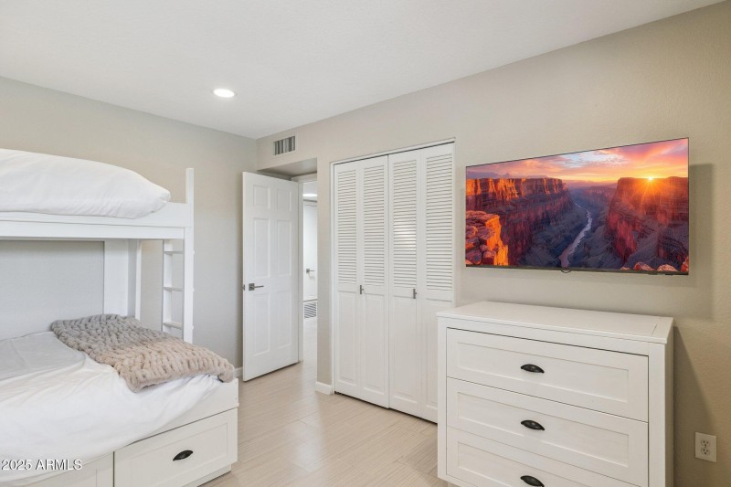 37-web-or-mls-16213-n-63rd-pl