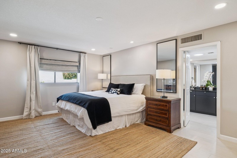 17-web-or-mls-16213-n-63rd-pl