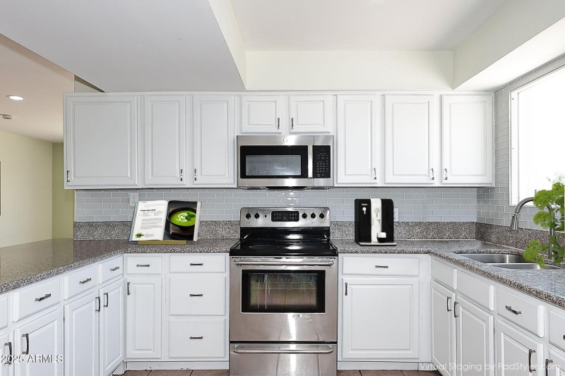 Staged Photo Kitchen-Backsplash
