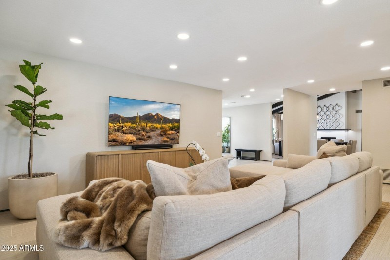 7-web-or-mls-16213-n-63rd-pl