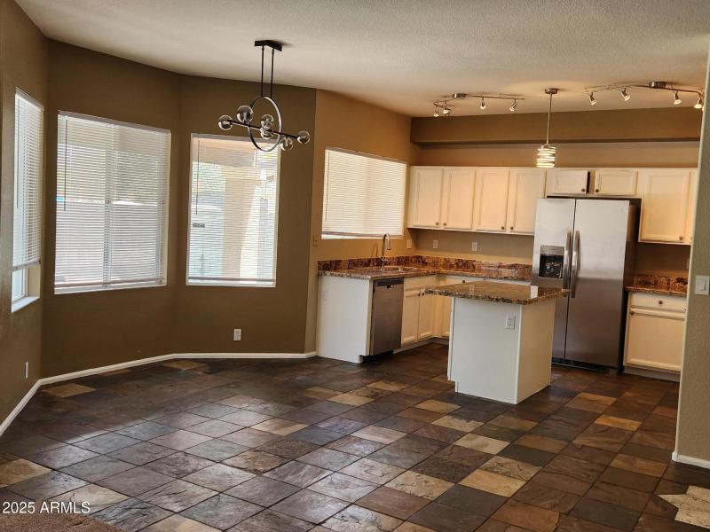 Tons of Cabinets & Eat-in Area