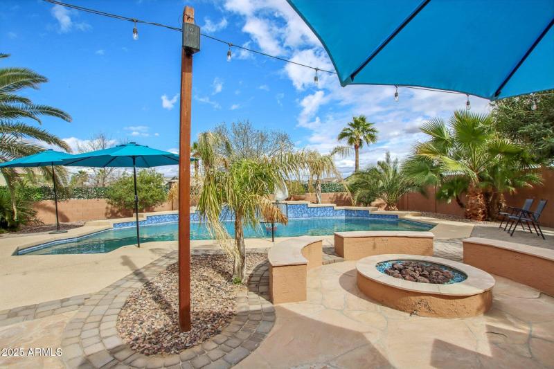 Heated pool/Gas Firepit