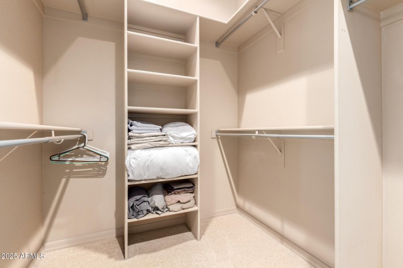 WALK IN CLOSET