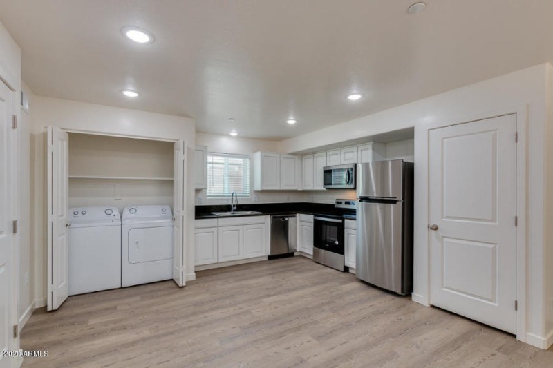 BRIGHT OPEN TO LIVING GREAT ROOM