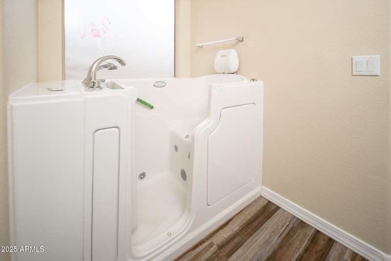13_Primary-Bath_03