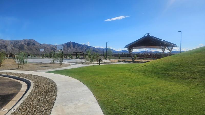 Large park Basketball-playground pic 2