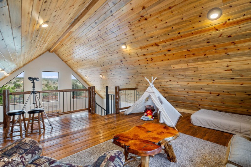 GUEST HOUSE UPSTAIRS LOFT