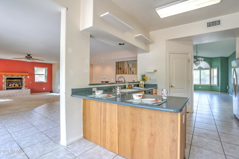 Breakfast Bar & Kitchen