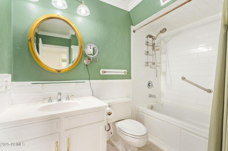 2 nd full bath (hall)