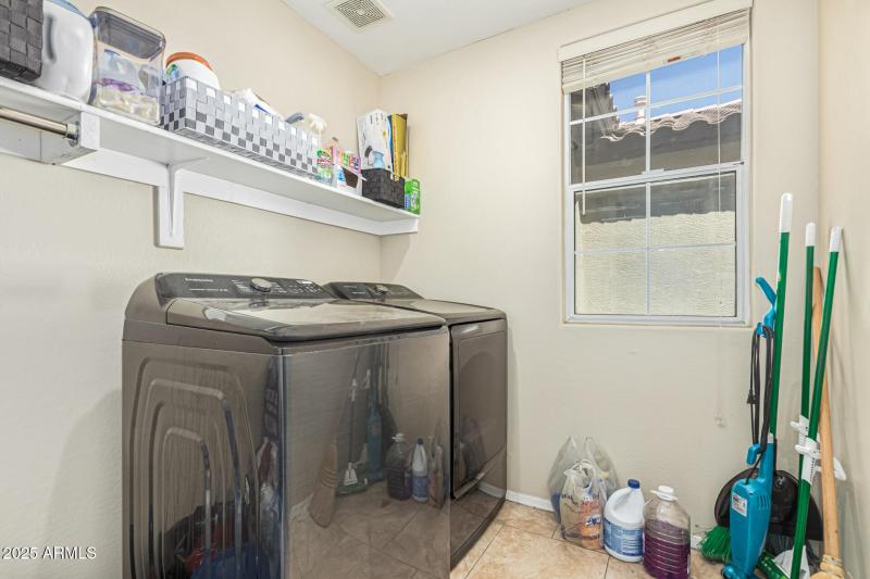 Oversized laundryroom