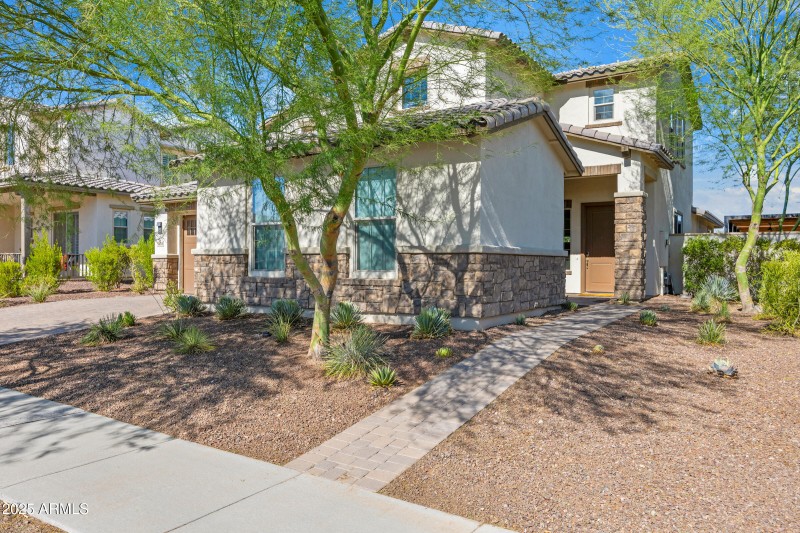 2423 N Beverly Pl-4