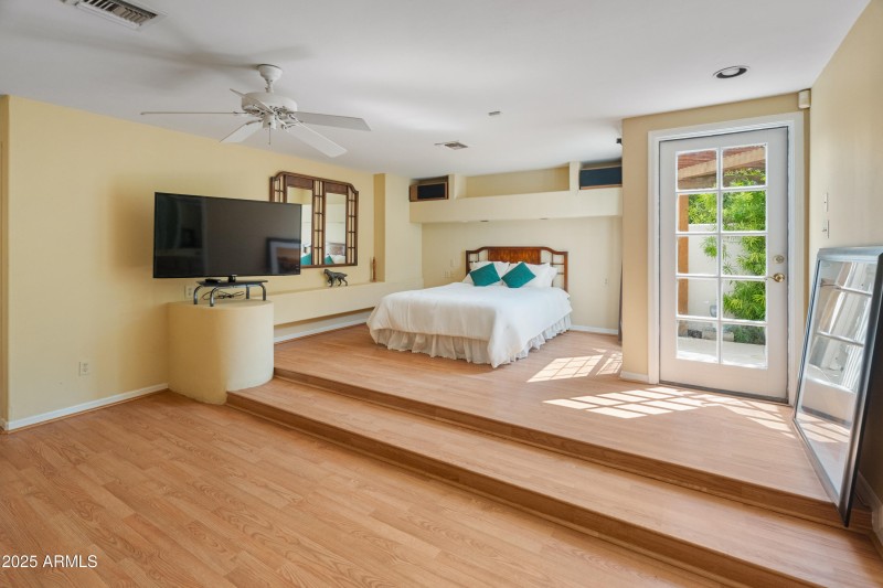 560 E Montebello Ave-1