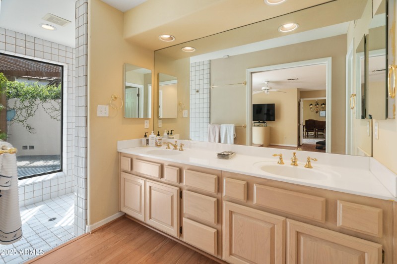 560 E Montebello Ave-5