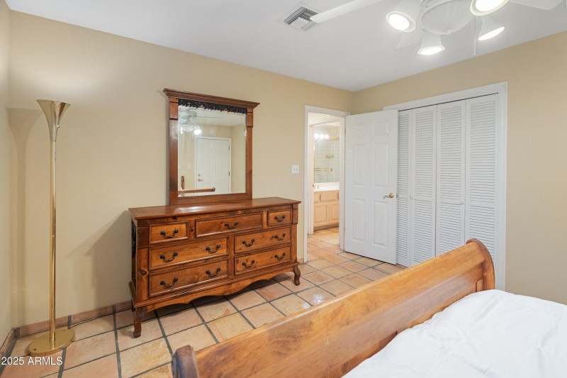 560 E Montebello Ave-8