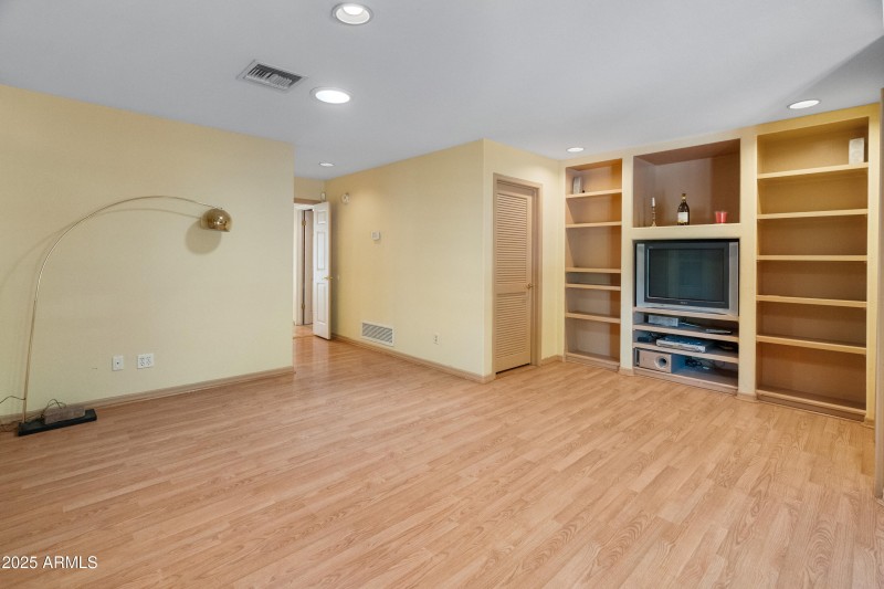 560 E Montebello Ave-14