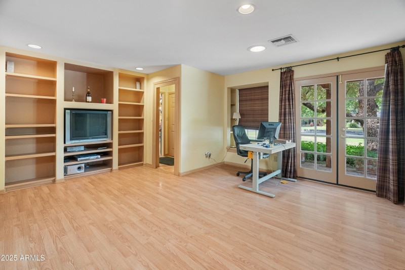 560 E Montebello Ave-15