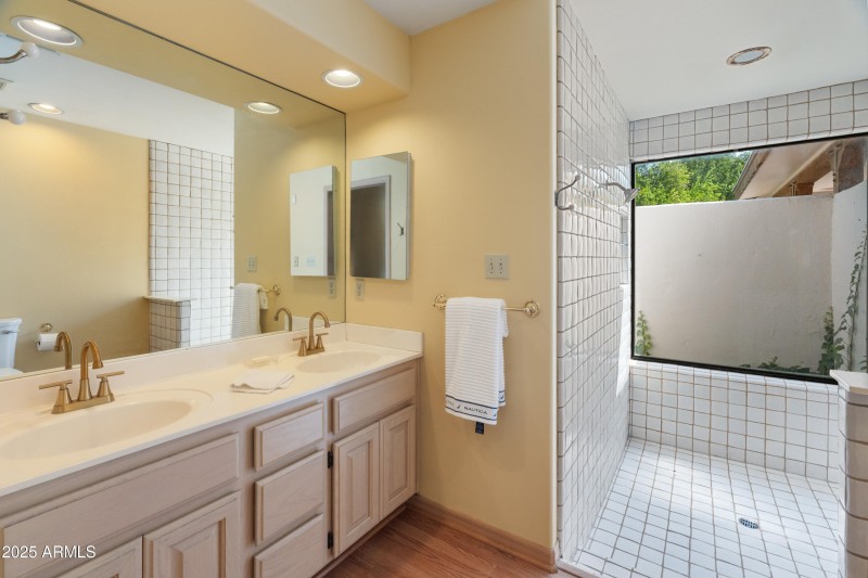 560 E Montebello Ave-16