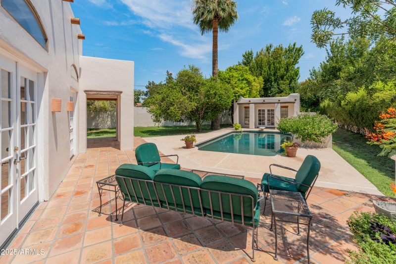 560 E Montebello Ave-43