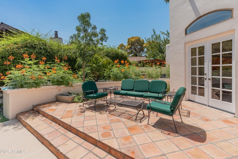 560 E Montebello Ave-46