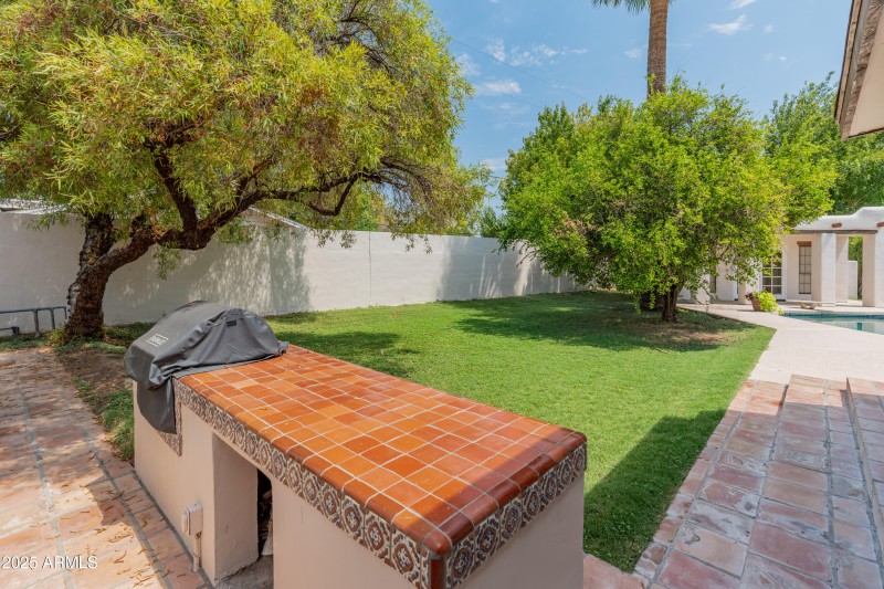 560 E Montebello Ave-49