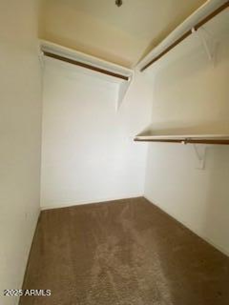 WALK IN CLOSET