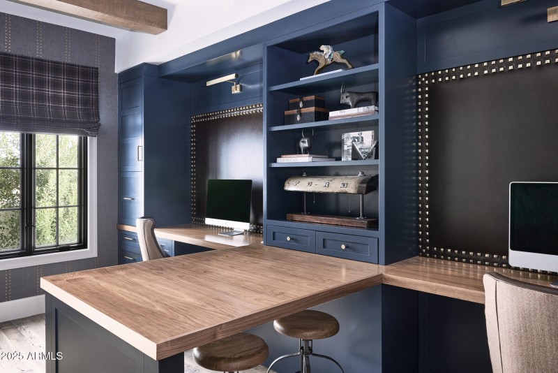 BiD_Queencrik_OfficeB