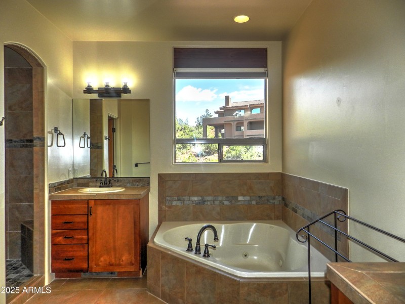 Primary Bathroom w/Jetted Soaker Tub