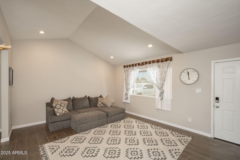 15-web-or-mls-557-s-visalia