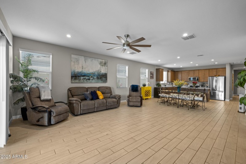 6)GREAT ROOM